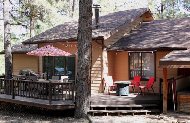 Kathys Cabin, King Bed, Hot Tub, Near-Nau & Downtown Attractions, Perfect Year-Round Mountain Getaway سارية العلم المظهر الخارجي الصورة